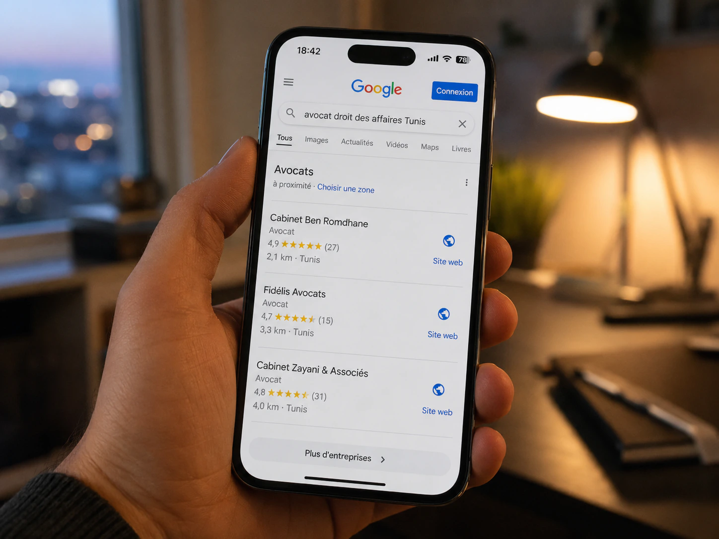 Personne consultant des résultats de recherche d'avocats sur son smartphone.