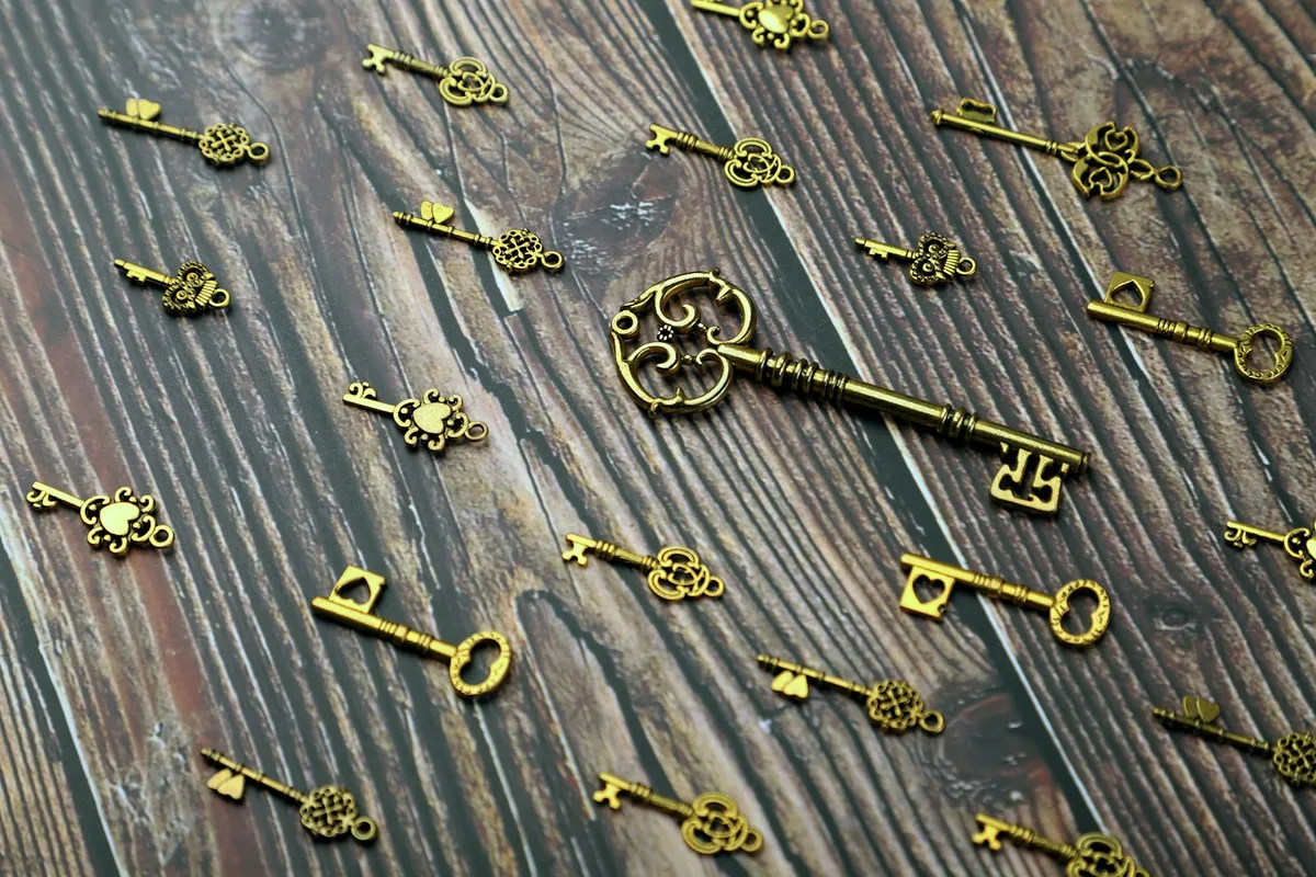 Des clés anciennes éparpillées sur une table en bois