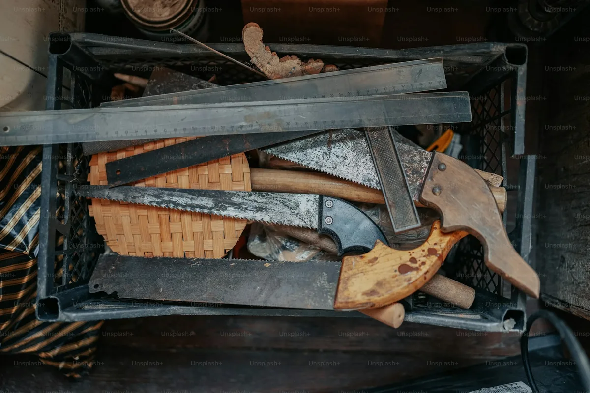Caisse à outils en bois remplie de scies et de rabots d'artisan