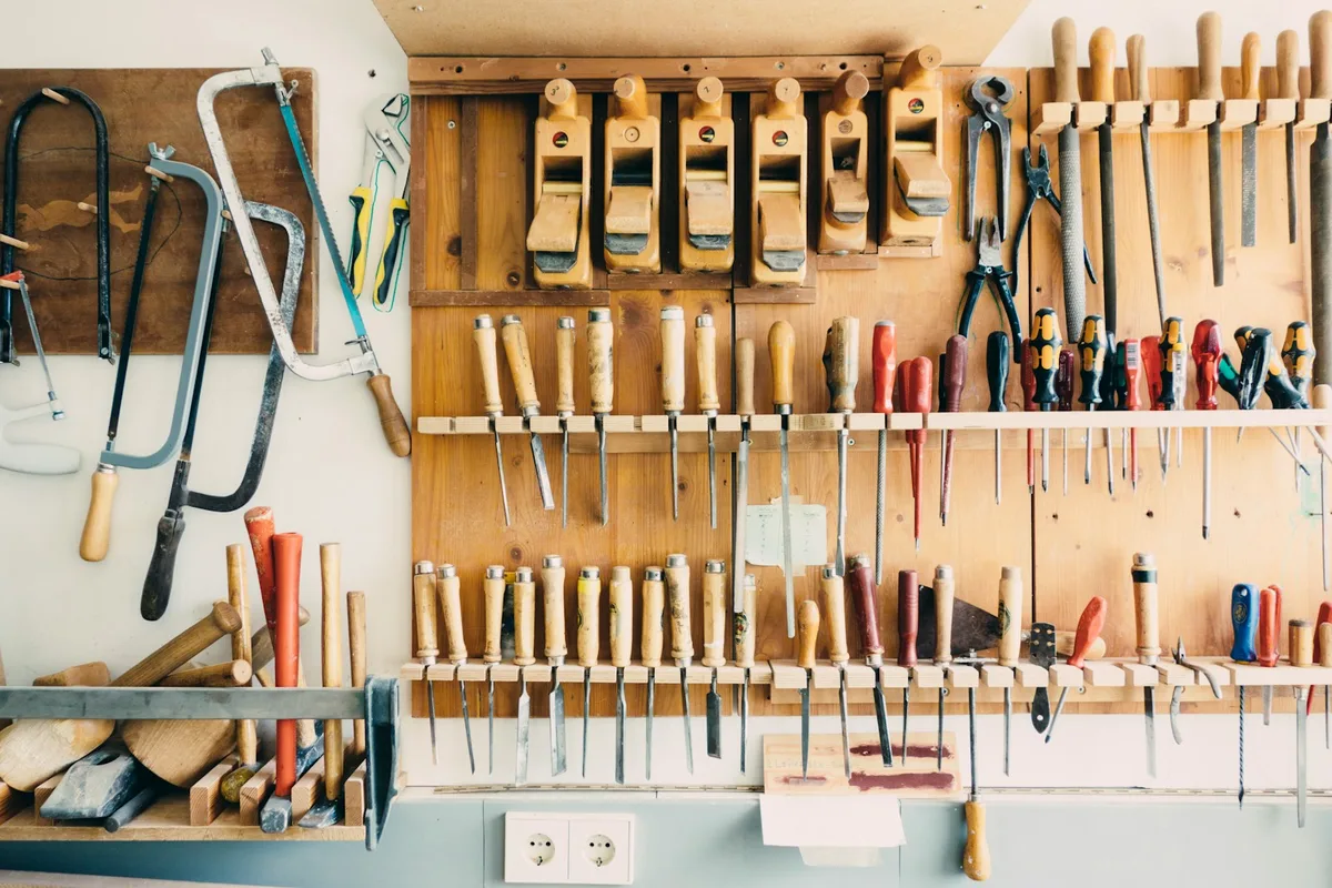 Un panneau d'outils rangés au-dessus d'un établi d'atelier
