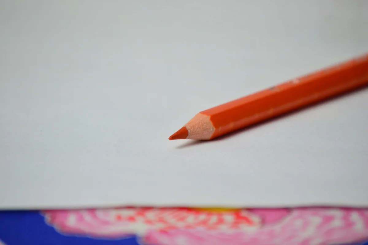 Feuille imprimée couverte de texte annoté au stylo rouge posée sur une table