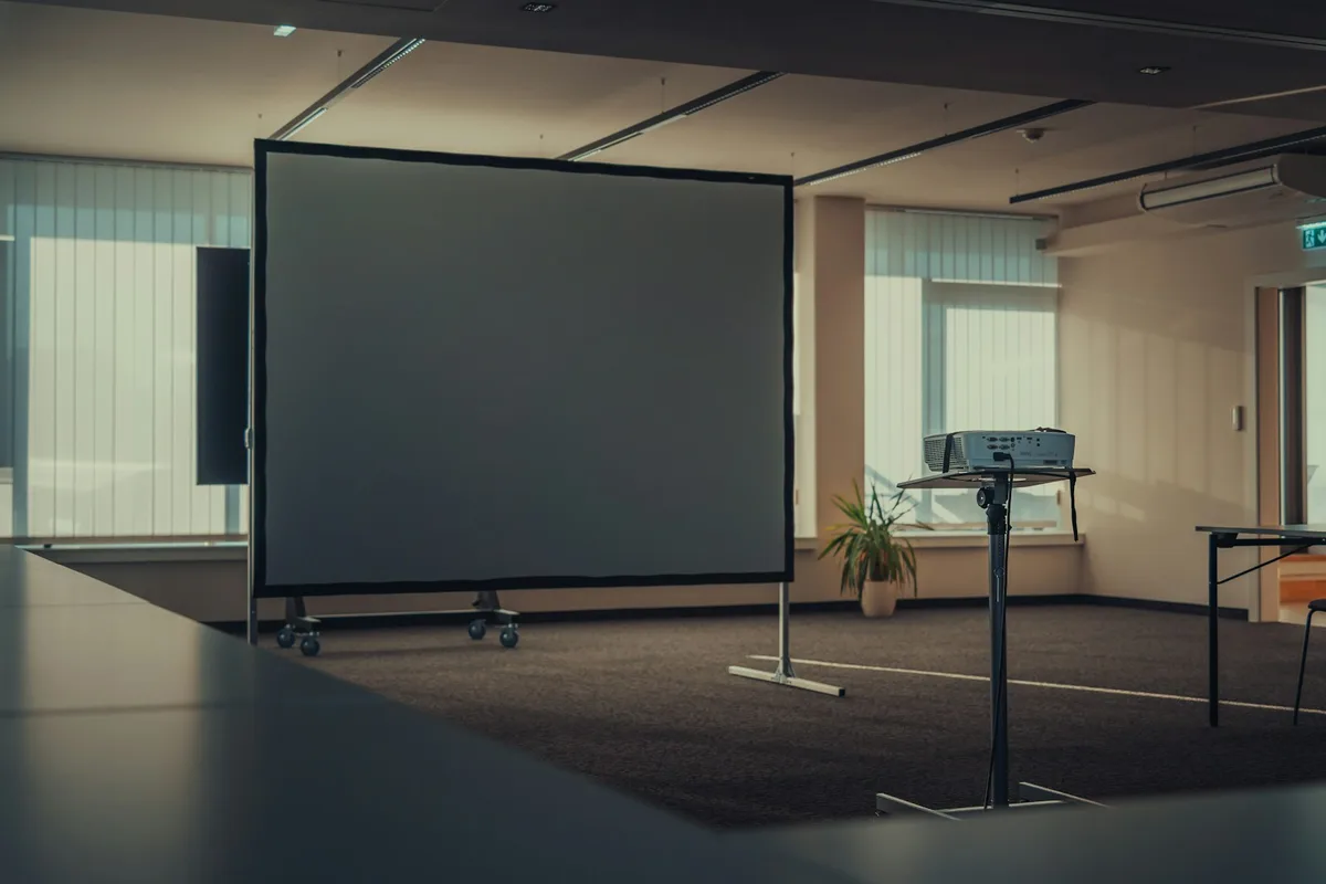 Salle de réunion vide avec un tableau blanc portant des cases vierges