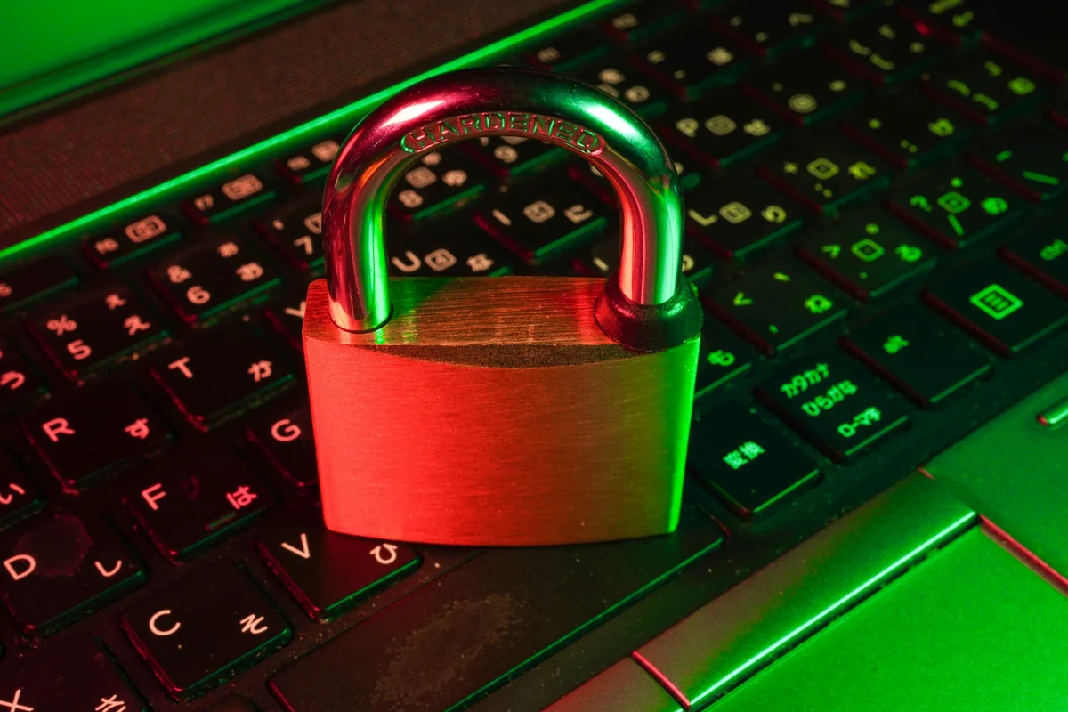 Un cadenas rouge posé sur le clavier éclairé d'un ordinateur portable