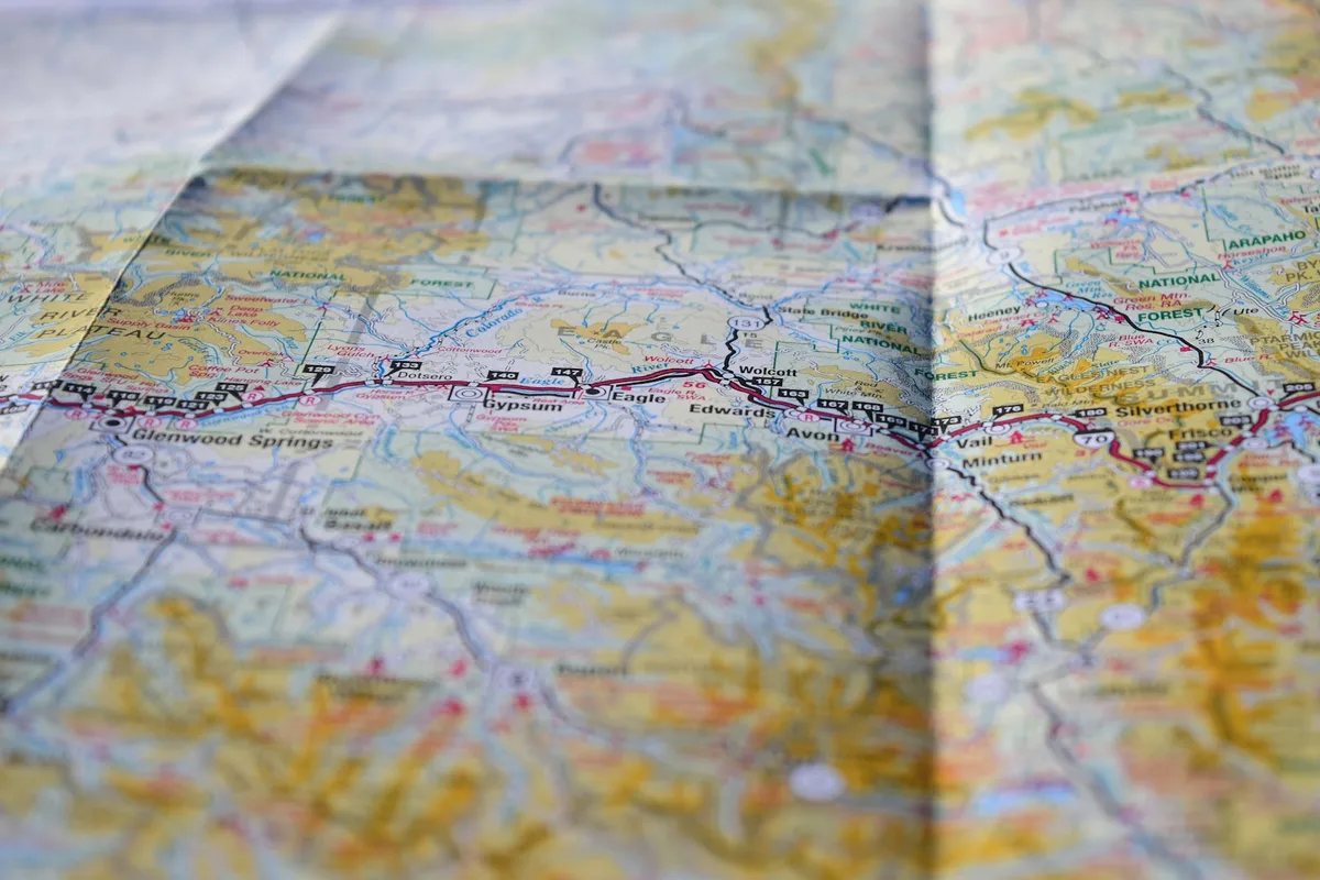 Carte routière papier de la Tunisie dépliée sur une table avec un crayon posé dessus