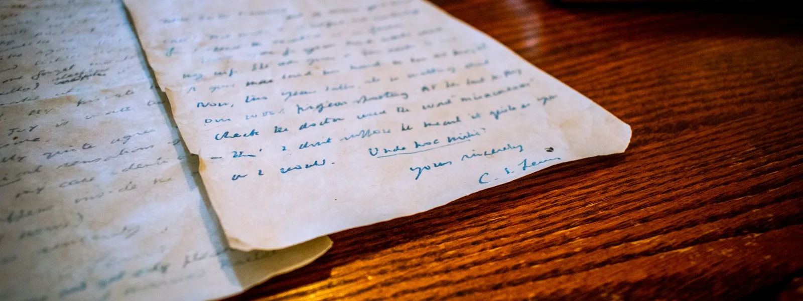 Feuille unique portant cinq lignes manuscrites numérotées posée sur une table en bois
