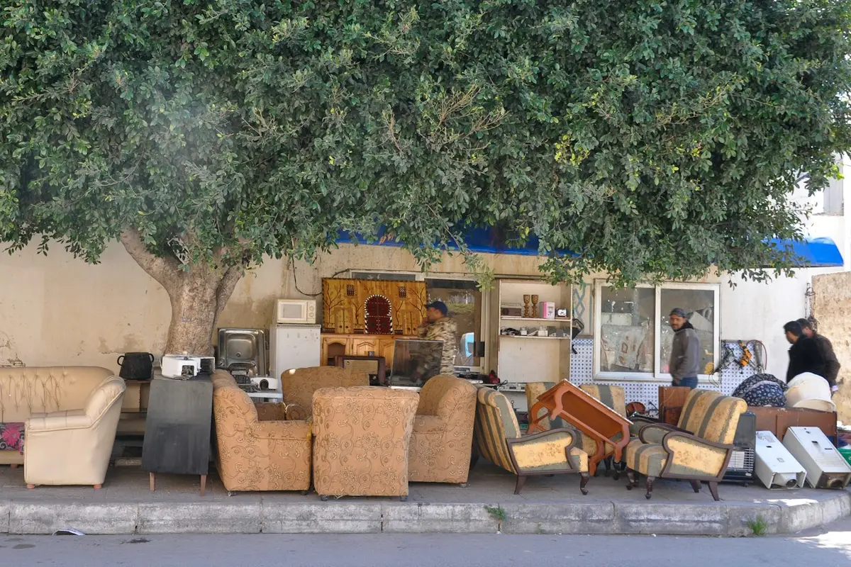 Meubles et objets exposés sur un trottoir devant une boutique de rue tunisienne
