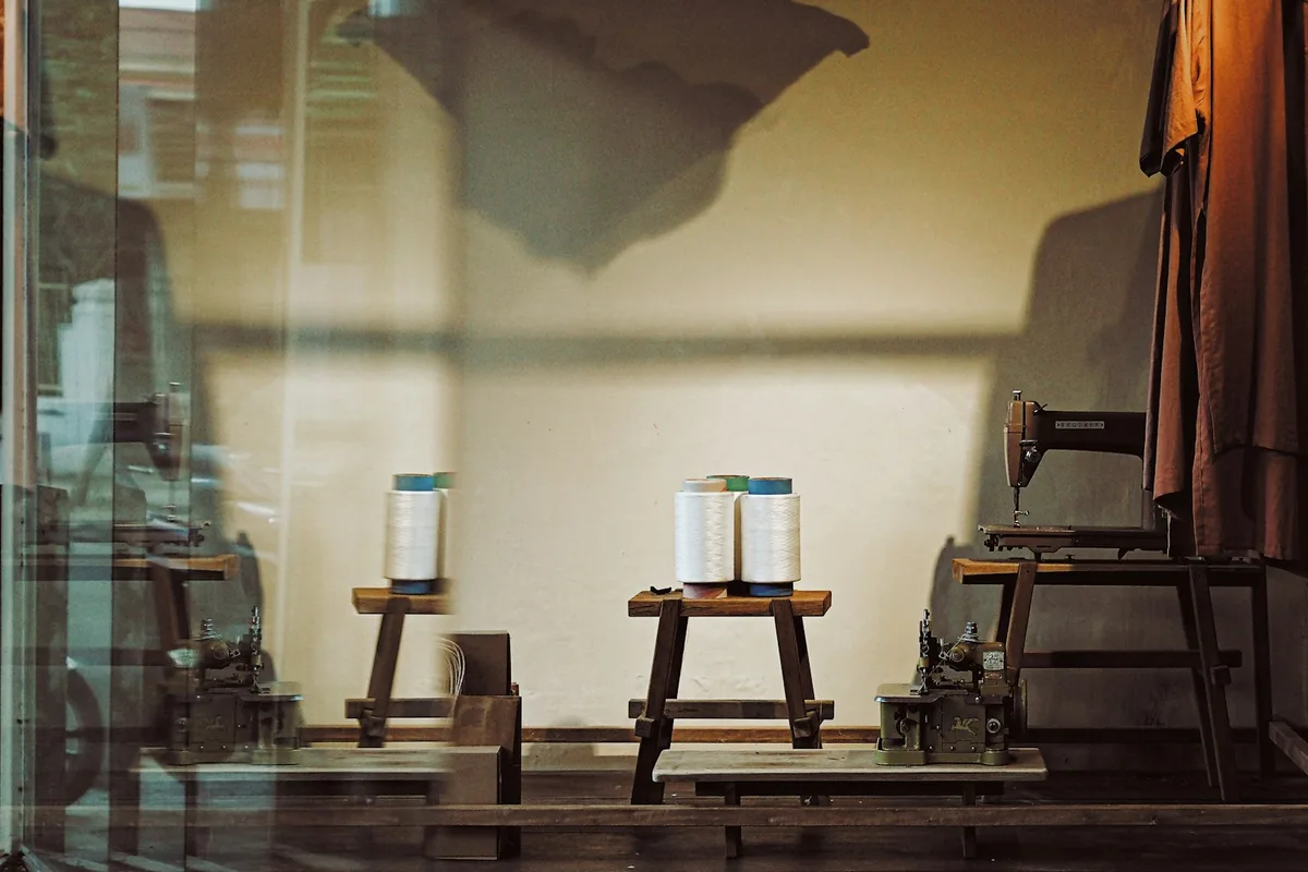 Des produits exposés dans la vitrine d'une boutique, éclairés par la lumière du jour
