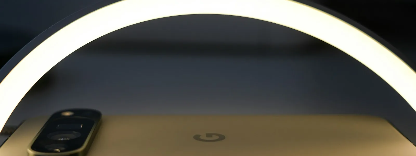 Un téléphone posé sous un anneau lumineux, prêt pour un tournage produit