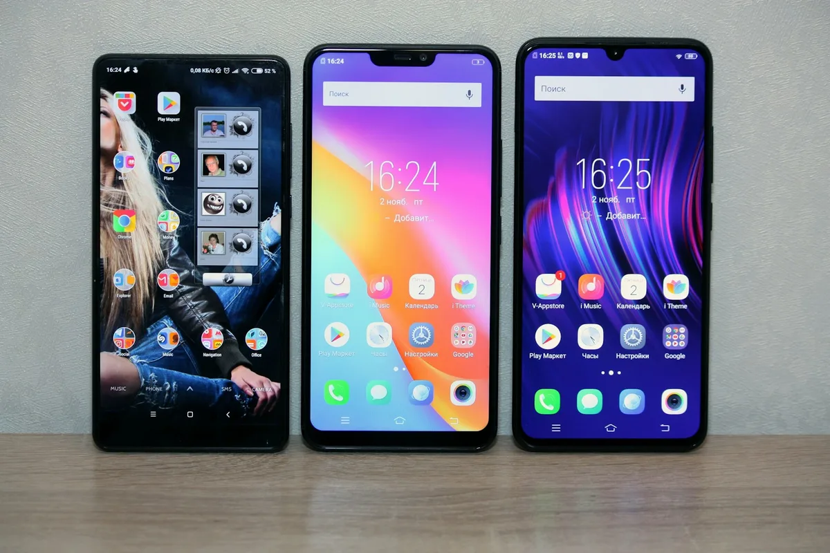 Plusieurs téléphones alignés sur une table affichant chacun un écran différent