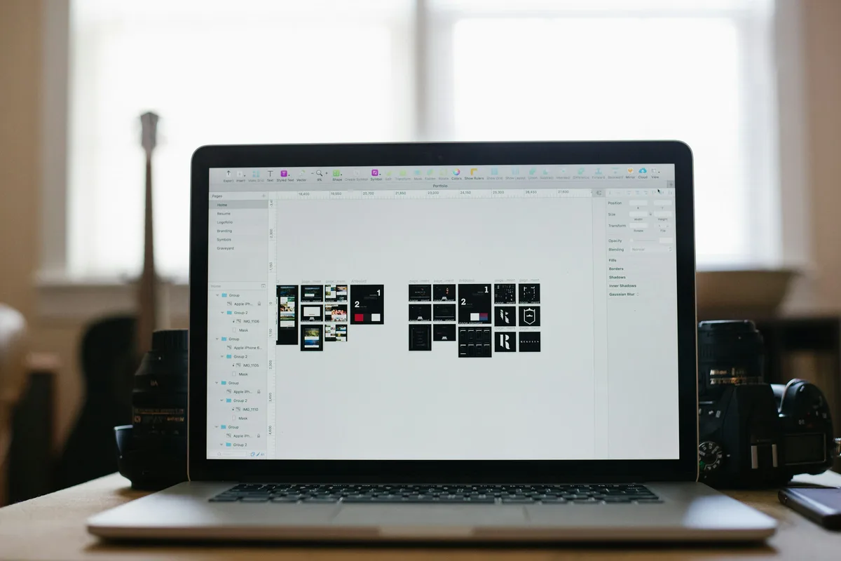 Un ordinateur portable affiche une grille de visuels dans un outil de gestion de contenus