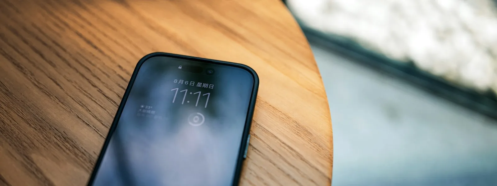 Téléphone posé sur une table affichant une boîte de réception à côté d'un carnet