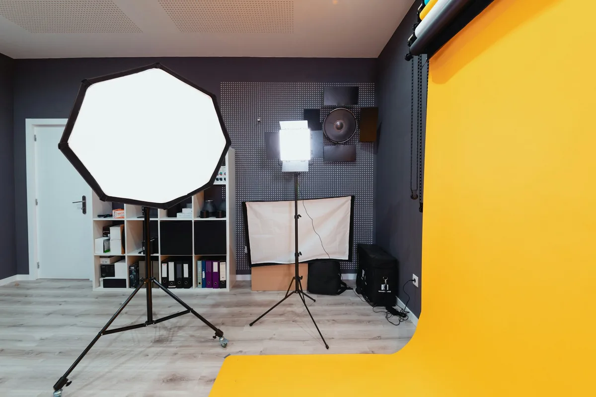 Un studio photo installé avec ses éclairages et son fond, sans personne