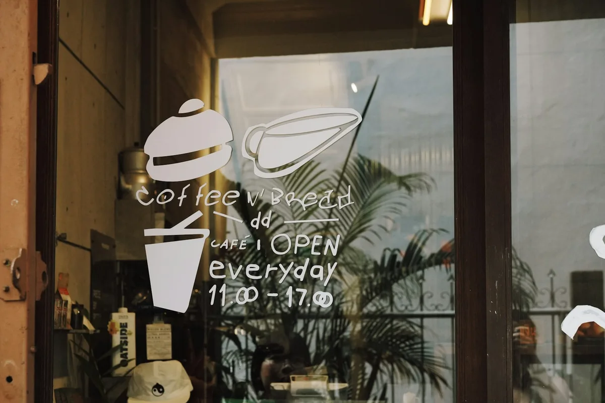 Vitrine d'un commerce peinte à la main avec ses horaires d'ouverture
