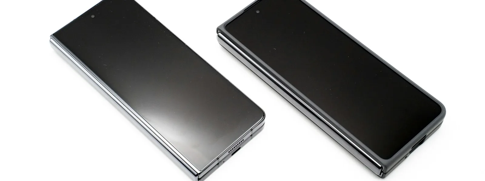 Deux téléphones posés côte à côte montrant un écran vertical et un écran horizontal