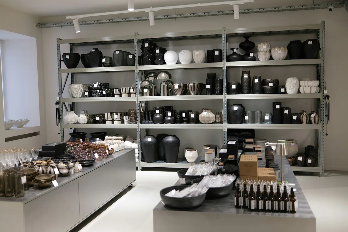 Produits d'une même gamme alignés sur l'étagère d'une boutique