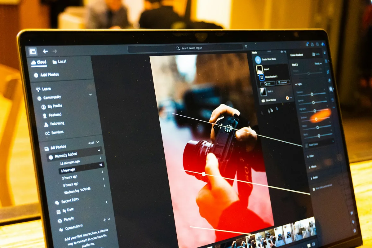 Écran affichant une image en cours de recadrage dans un logiciel de retouche