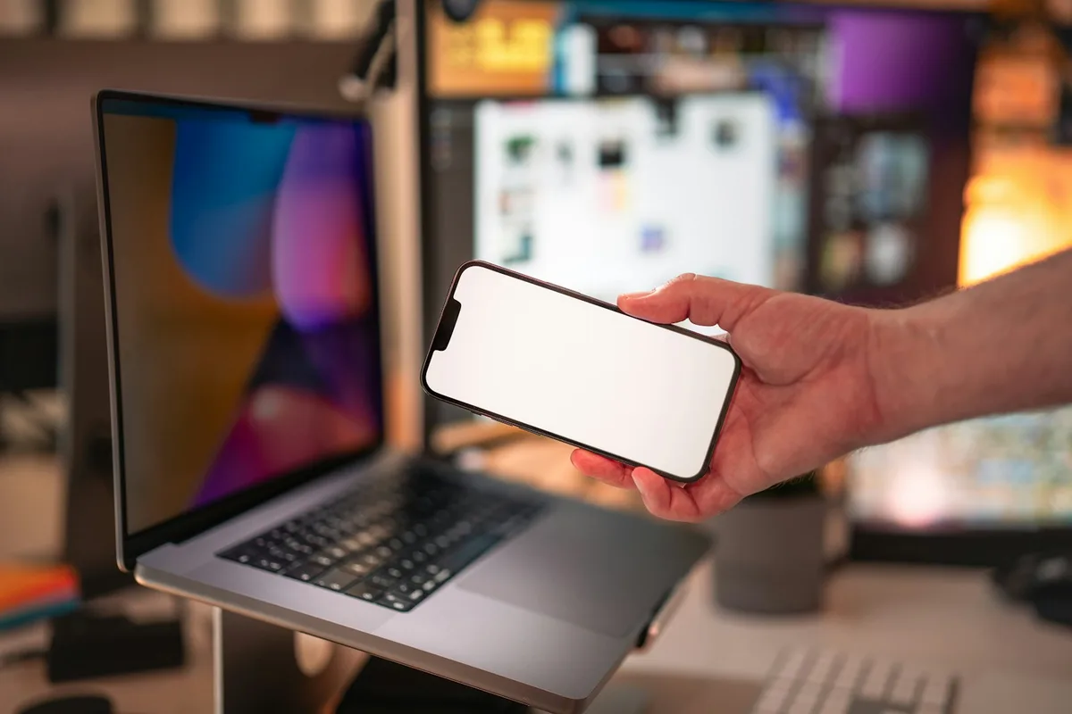 Téléphone posé devant un écran d'ordinateur affichant la même création
