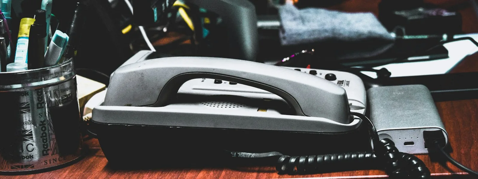 Comptoir de commerce avec un téléphone et un carnet de demandes ouvert