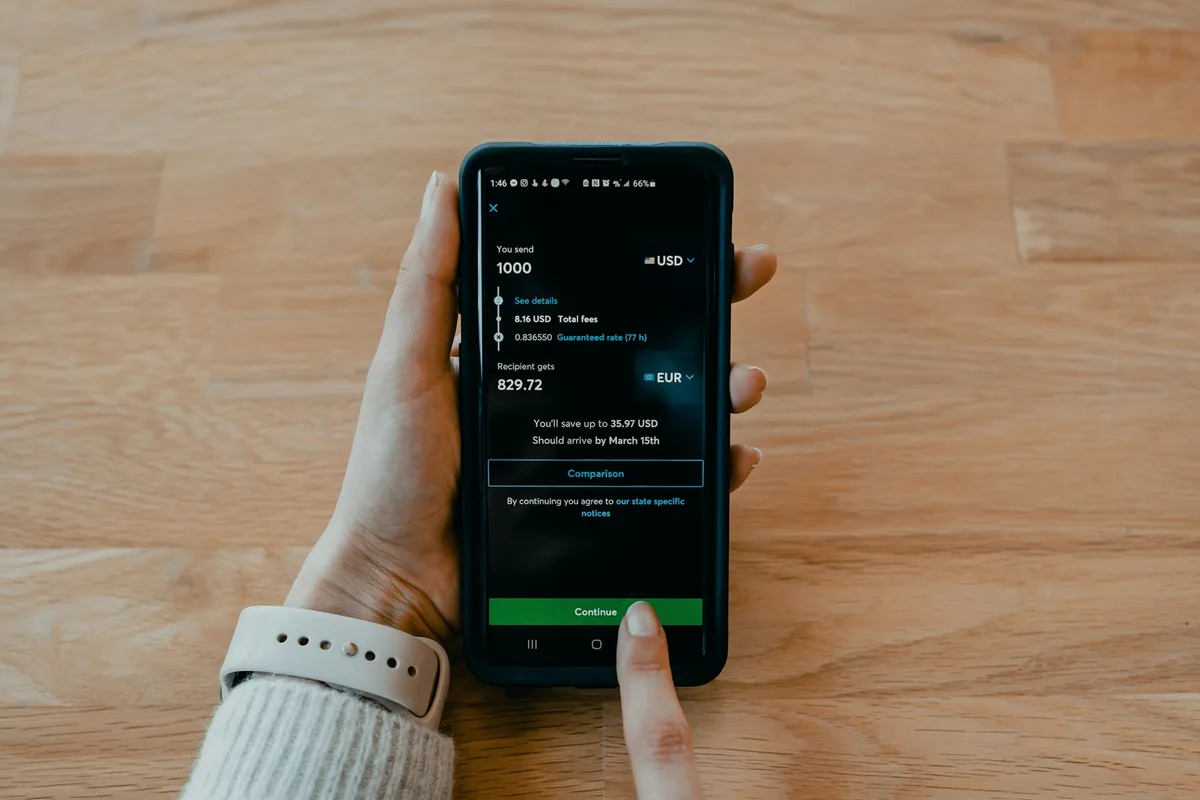 Écran de téléphone affichant un formulaire de contact en cours de remplissage