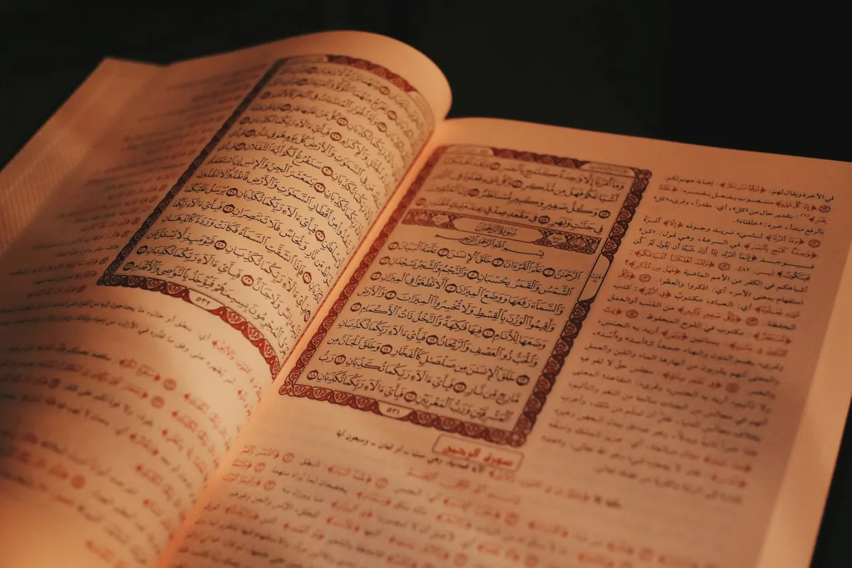 Livre ouvert en arabe, texte composé de droite à gauche sur la double page