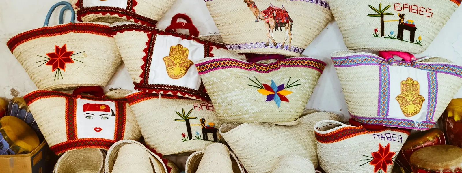 Paniers en fibre brodés exposés devant une boutique d'artisanat de la médina de Tunis