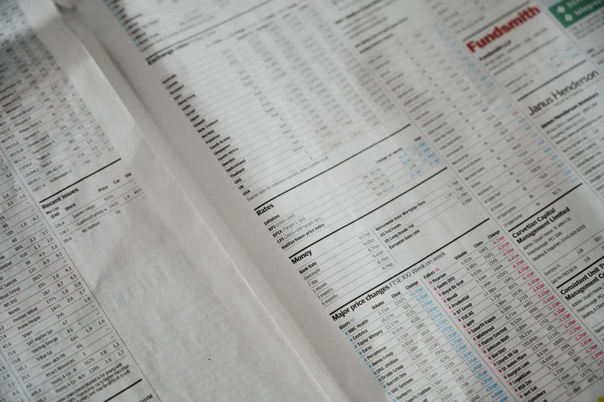 Des colonnes de cotations imprimées dans les pages financières d'un journal