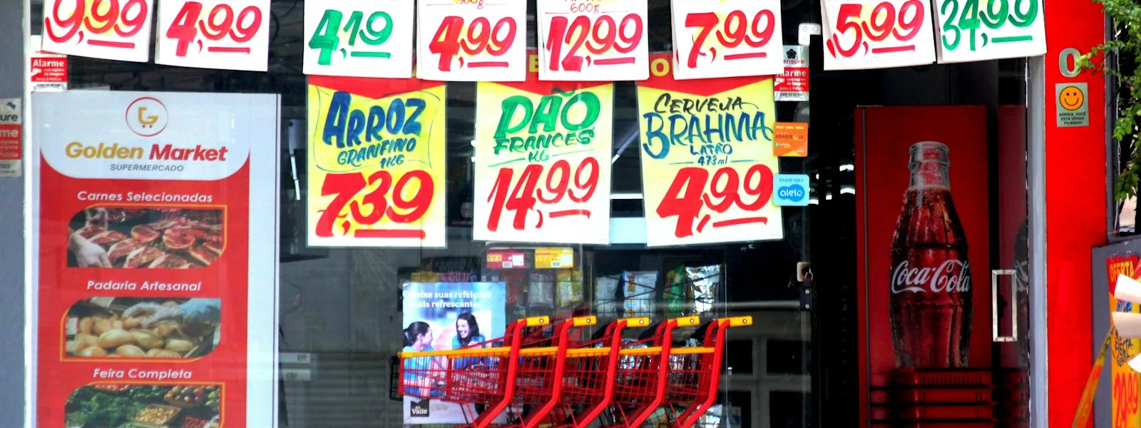 Vitrine de commerce présentant des produits alignés avec leurs étiquettes de prix