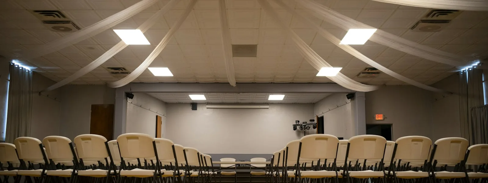 Une rangée de chaises vides disposées en cercle dans une salle claire