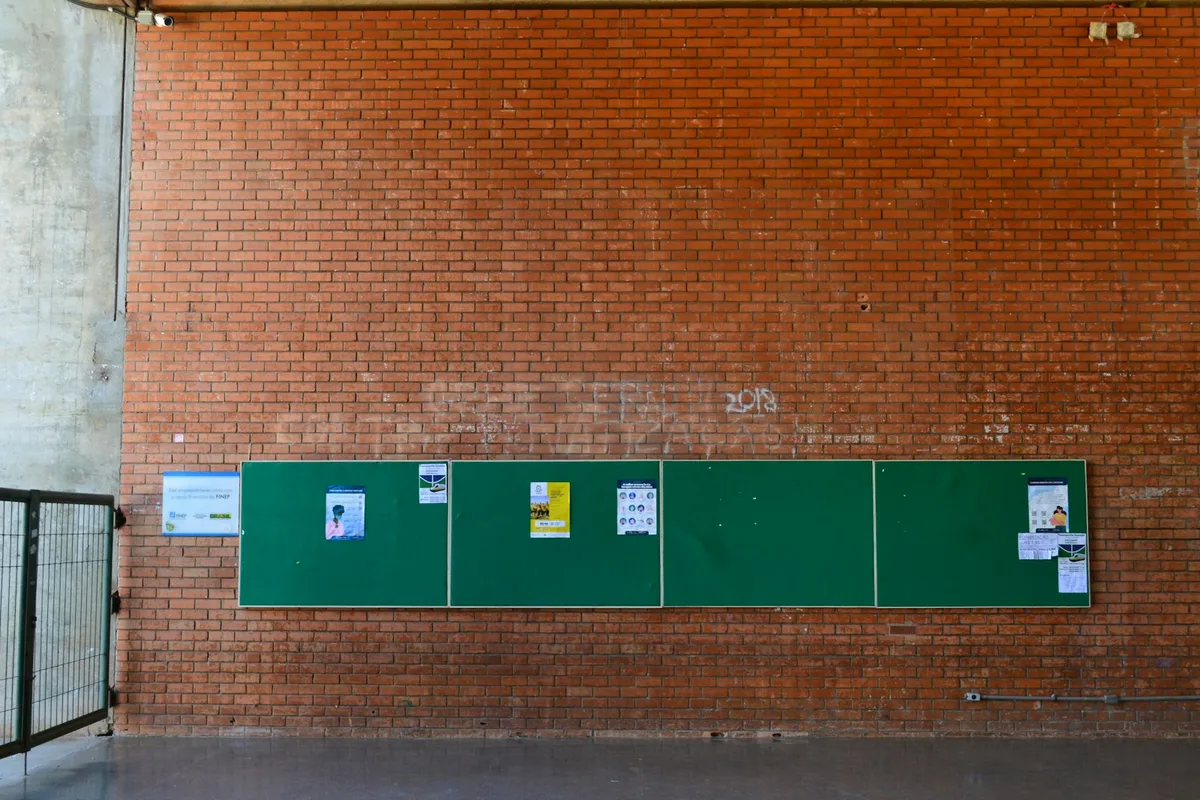 Un panneau de règles peint à l'entrée d'un lieu public, texte non lisible