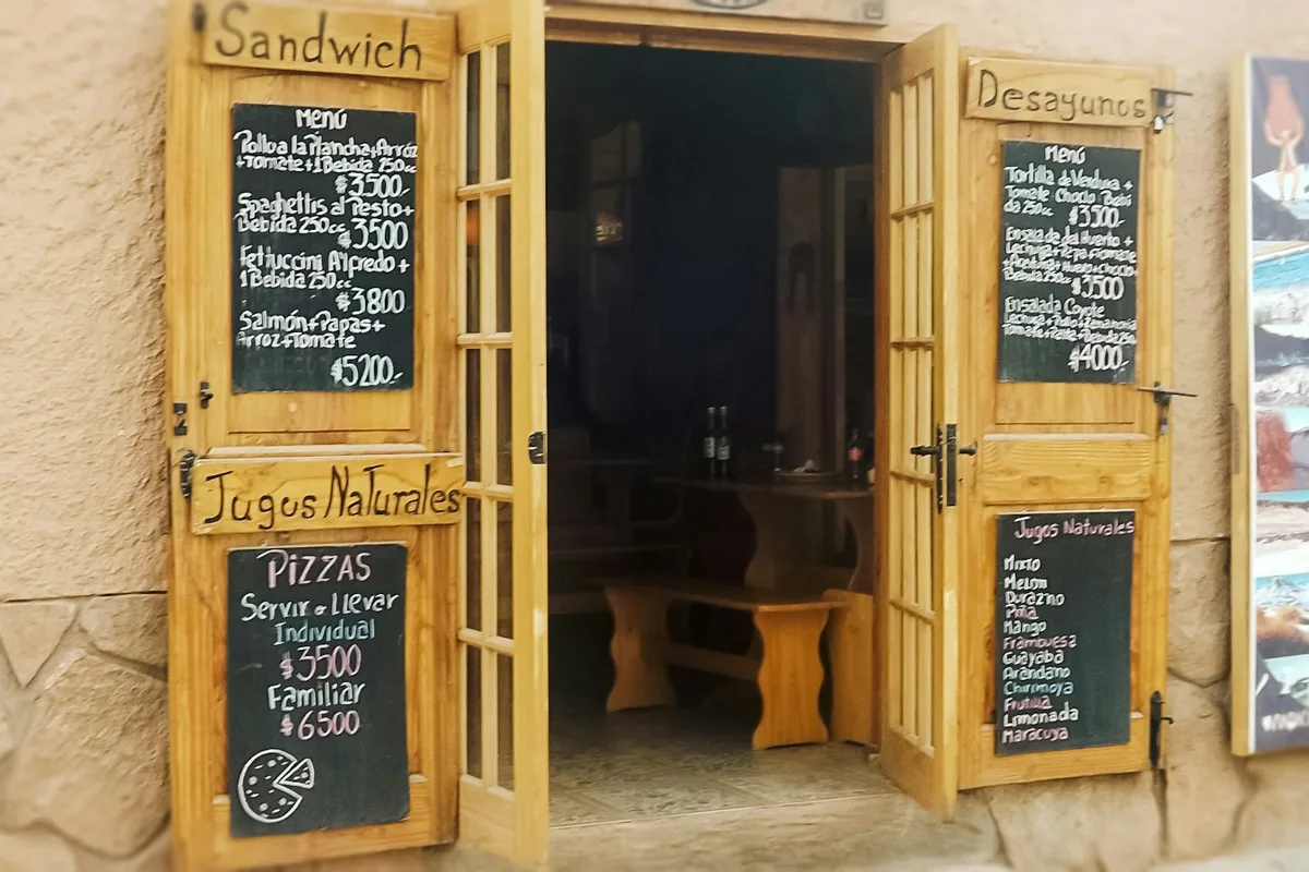 Ardoise du menu du jour écrite à la craie à l'entrée d'un restaurant