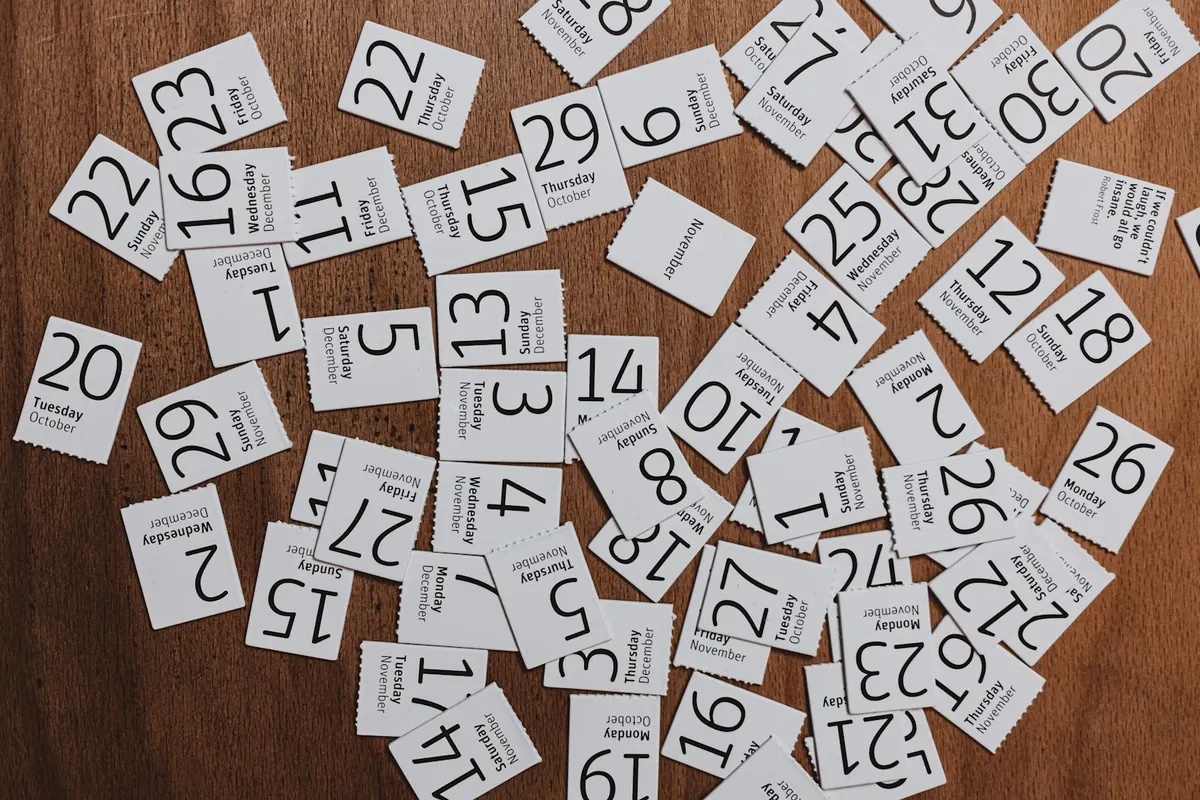 Fiches cartonnées numérotées alignées sur une table, illustrant l'ordre des blocs d'une page