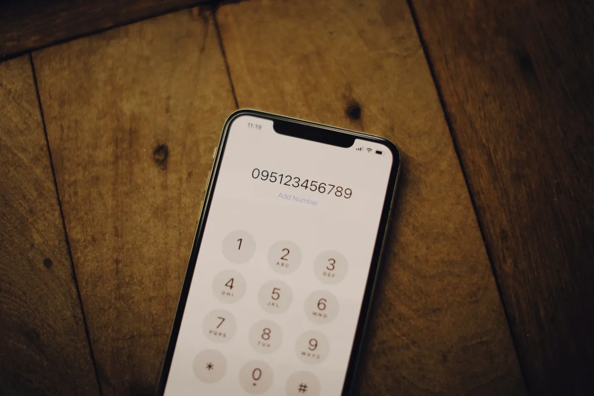Téléphone affichant un appel sortant vers un numéro non enregistré posé sur une table