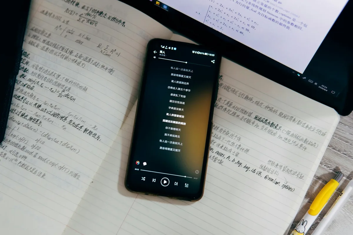 Téléphone affichant une conversation de messagerie posé près d'un carnet de rendez-vous