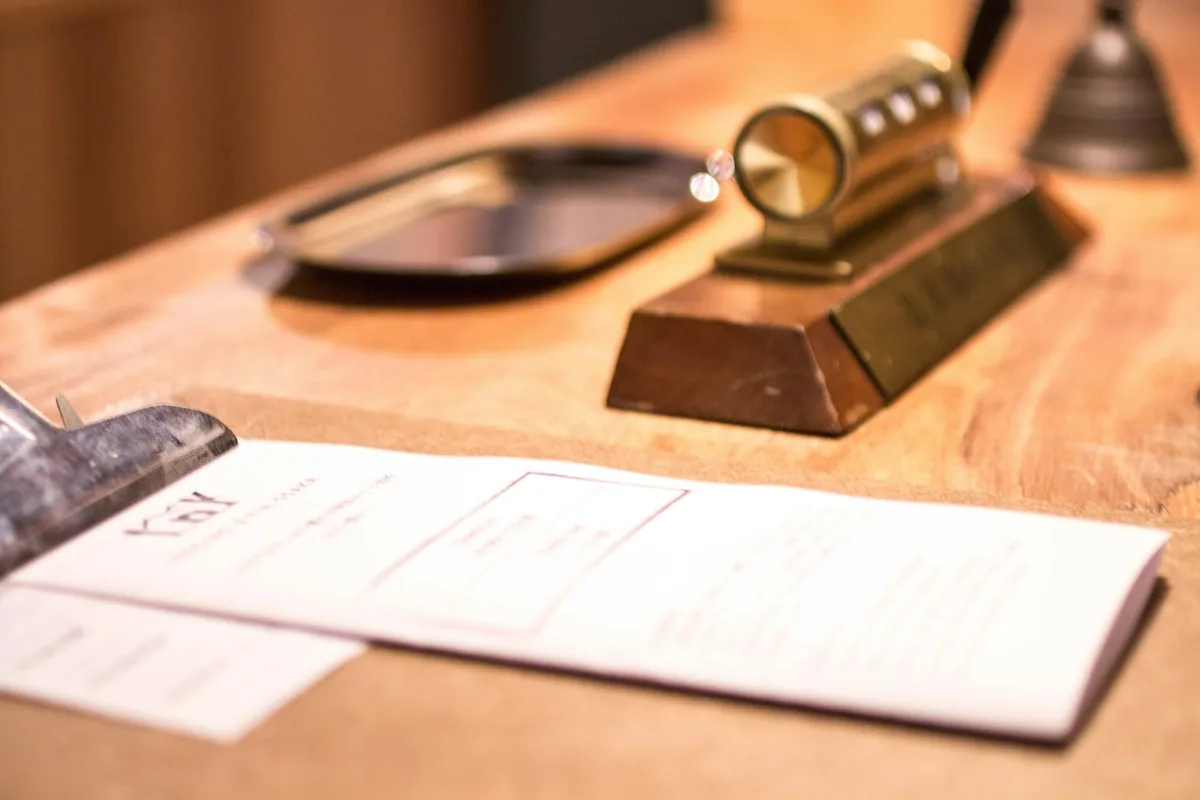 Classeur de documents d'entreprise ouvert sur une table avec des papiers officiels