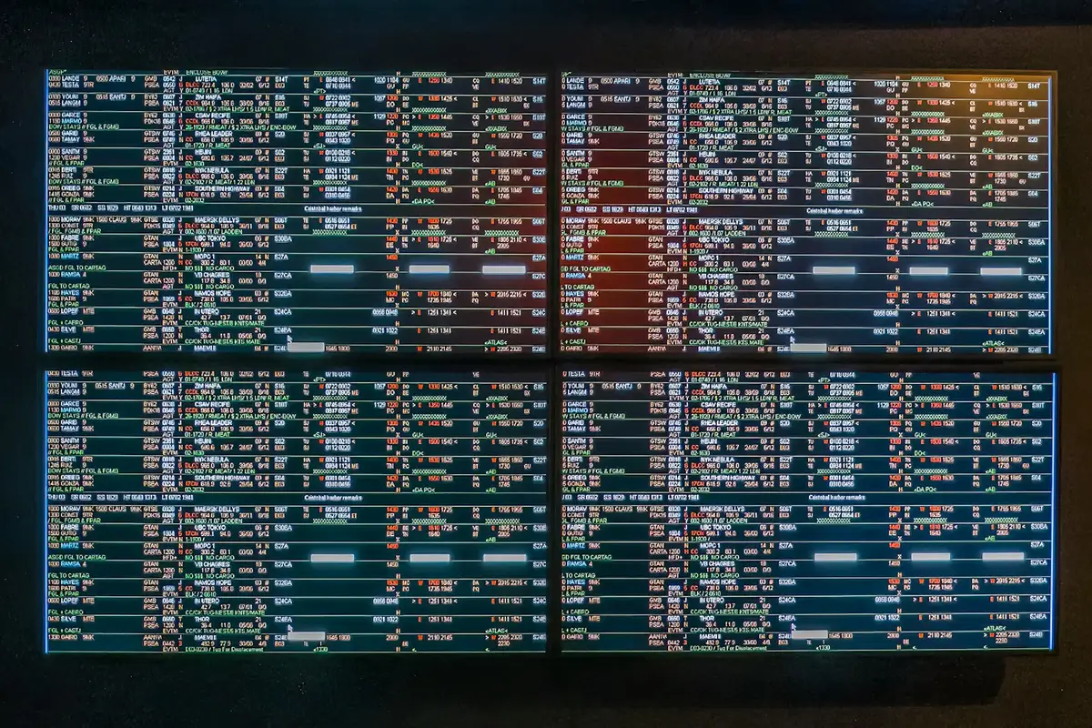 Écran d'ordinateur affichant un tableau de lignes et de colonnes vu légèrement de biais