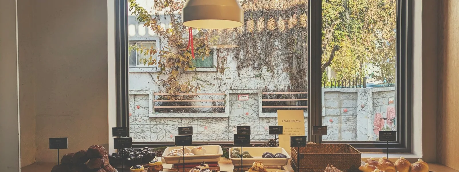 Des pâtisseries disposées sur une table devant une grande fenêtre lumineuse