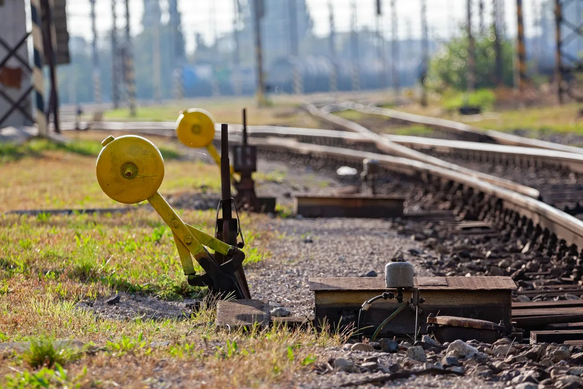 Aiguillage de voie ferrée à l'embranchement de deux rails, vu de près
