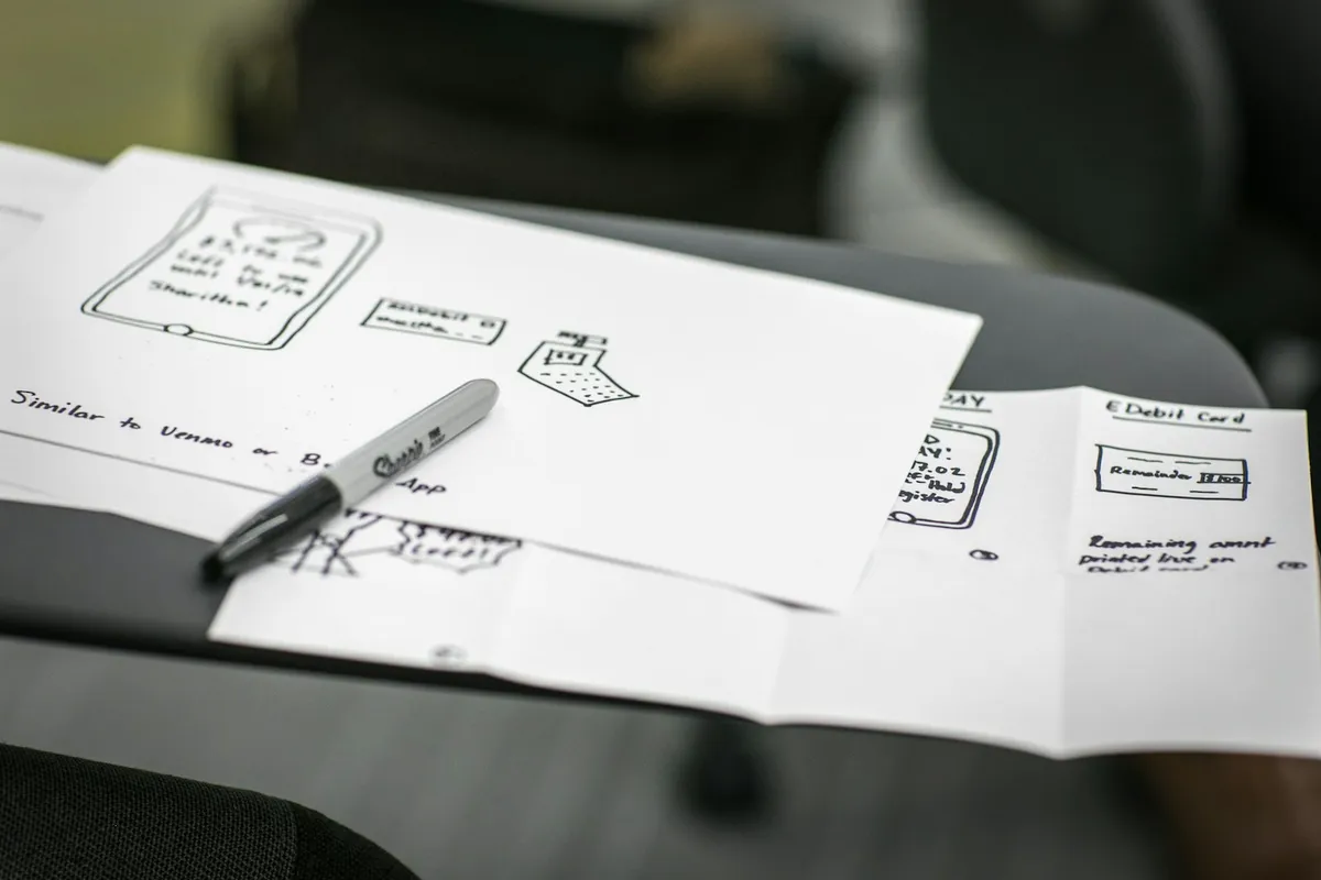 Des blocs dessinés au marqueur sur une feuille blanche posée sur la table