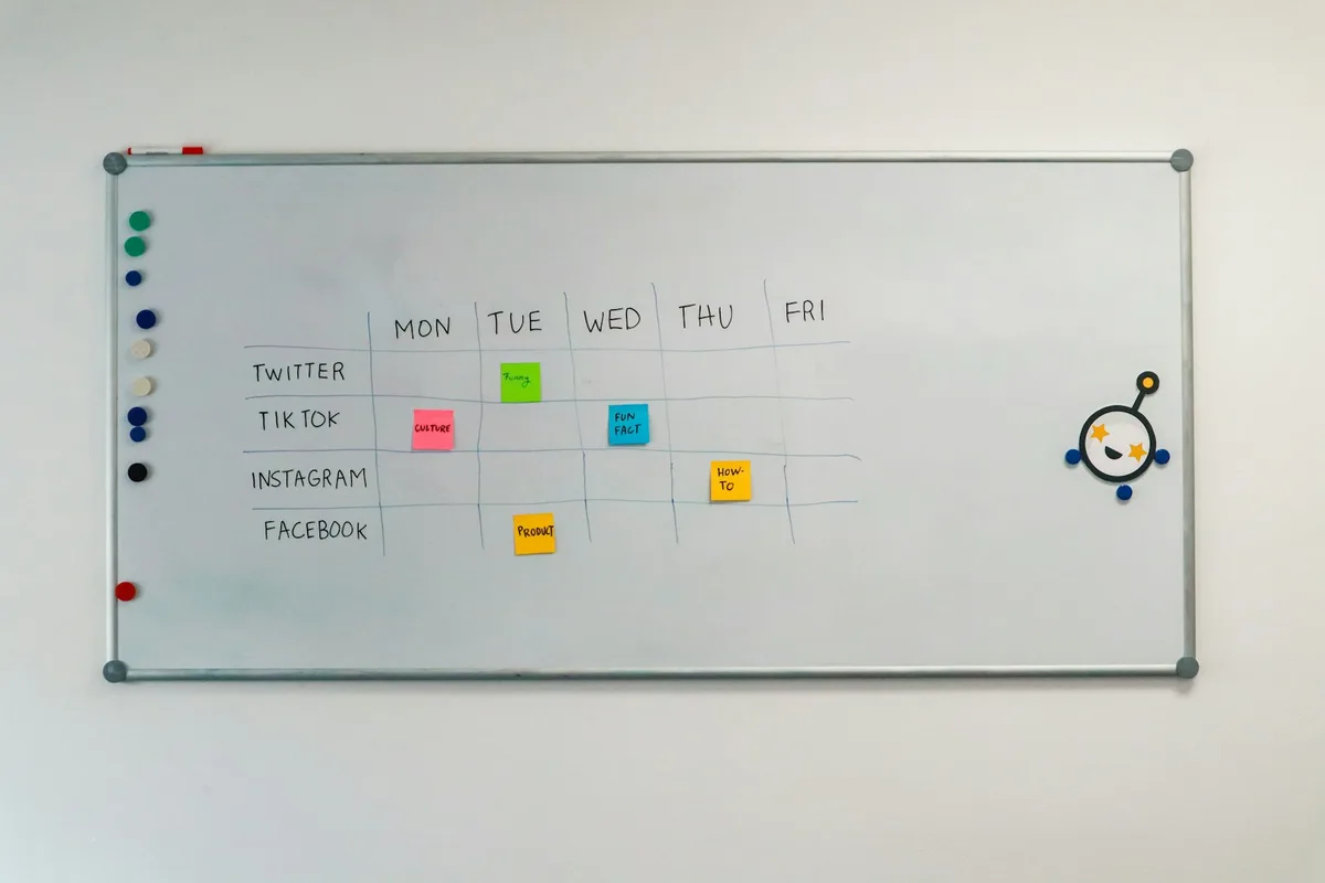 Vue calendrier d'un planificateur de publications avec des créneaux hebdomadaires remplis