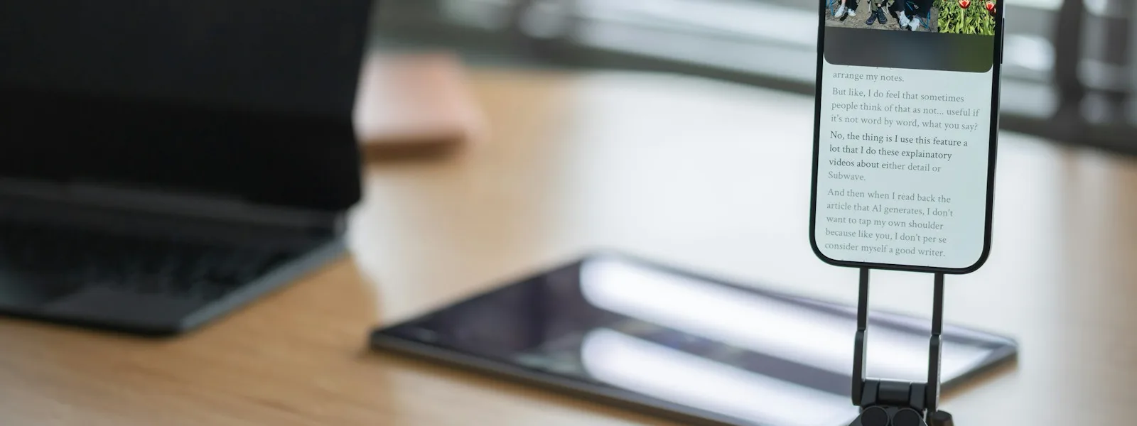 Téléphone en position verticale affichant un flux d'images à côté d'un produit