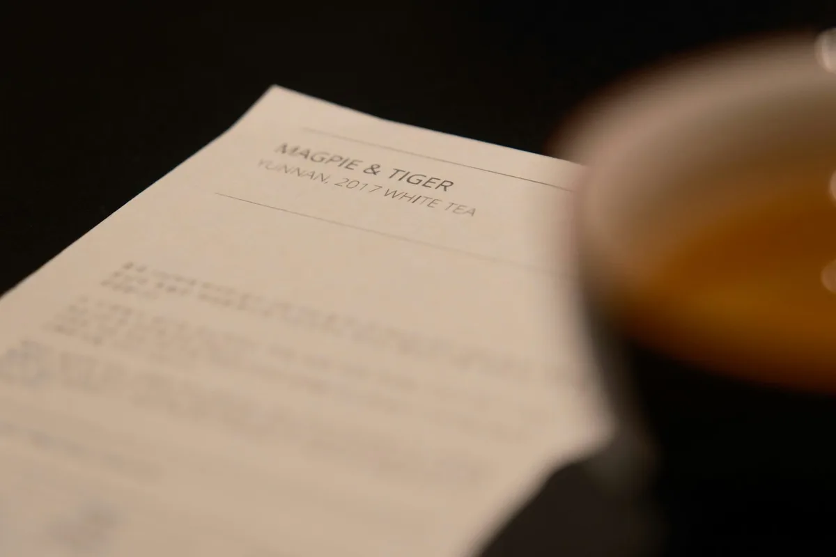 Reçu de paiement posé à côté d'une tasse sur un comptoir en bois
