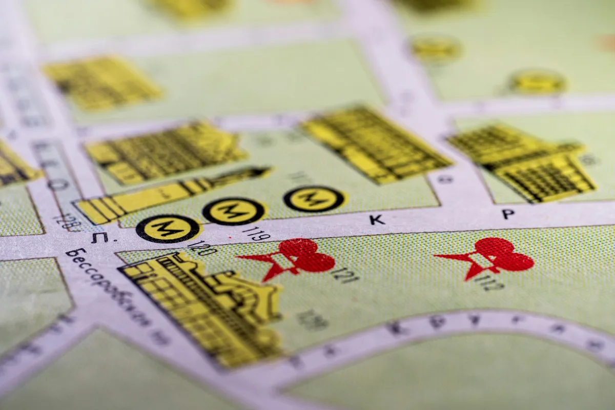 Gros plan d'un plan de ville imprimé avec ses rues et ses repères