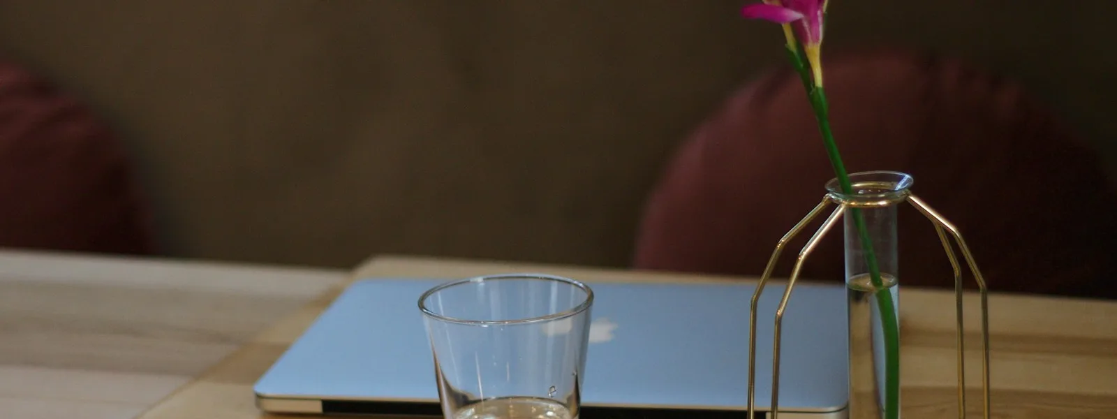 Un téléphone posé sur le comptoir d'une boutique, écran allumé sur des conversations
