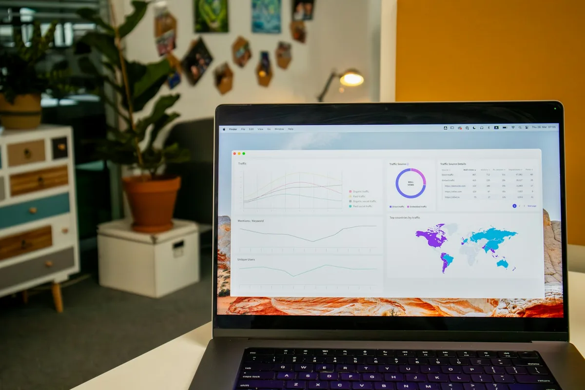 Un ordinateur portable affiche des statistiques d'audience et une carte par pays