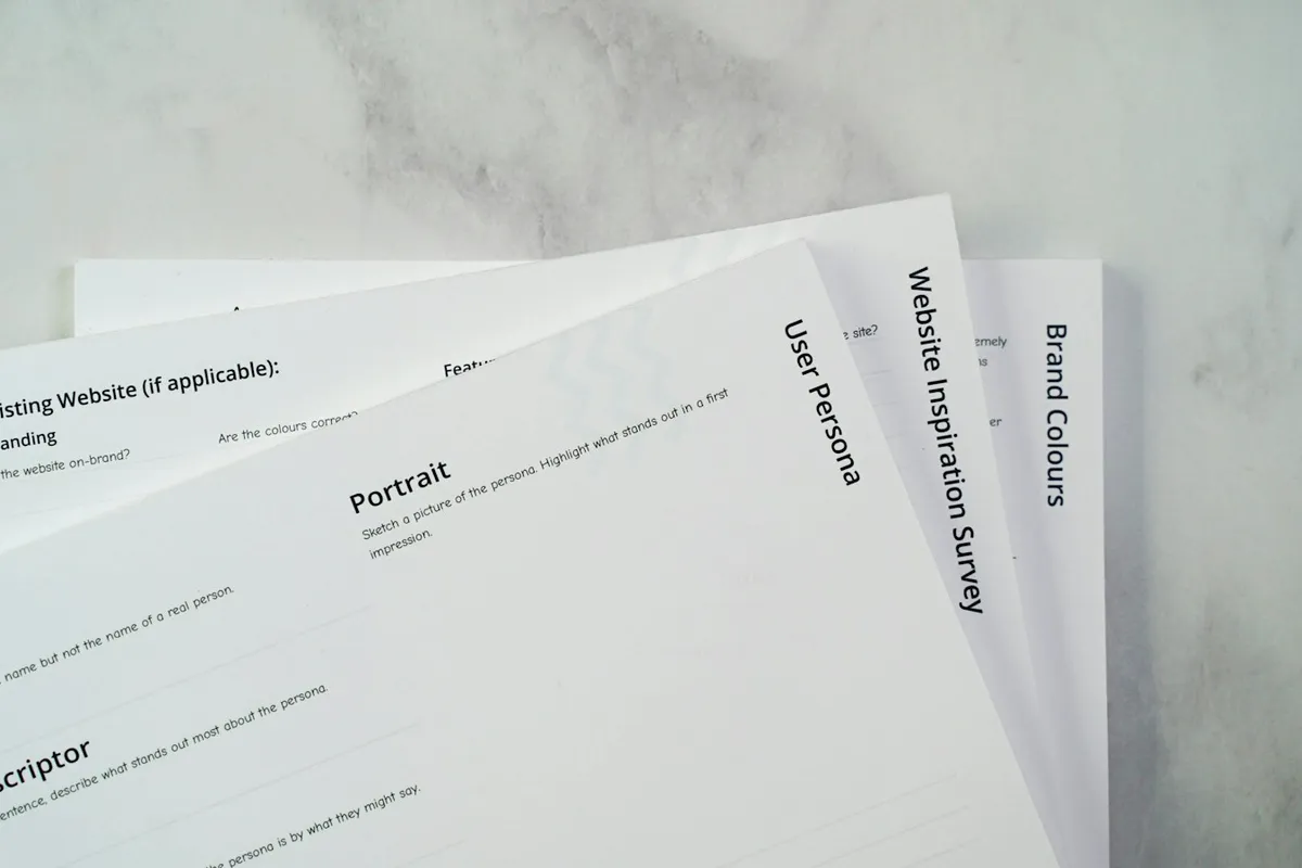 Trois devis imprimés posés côte à côte sur une table pour être comparés